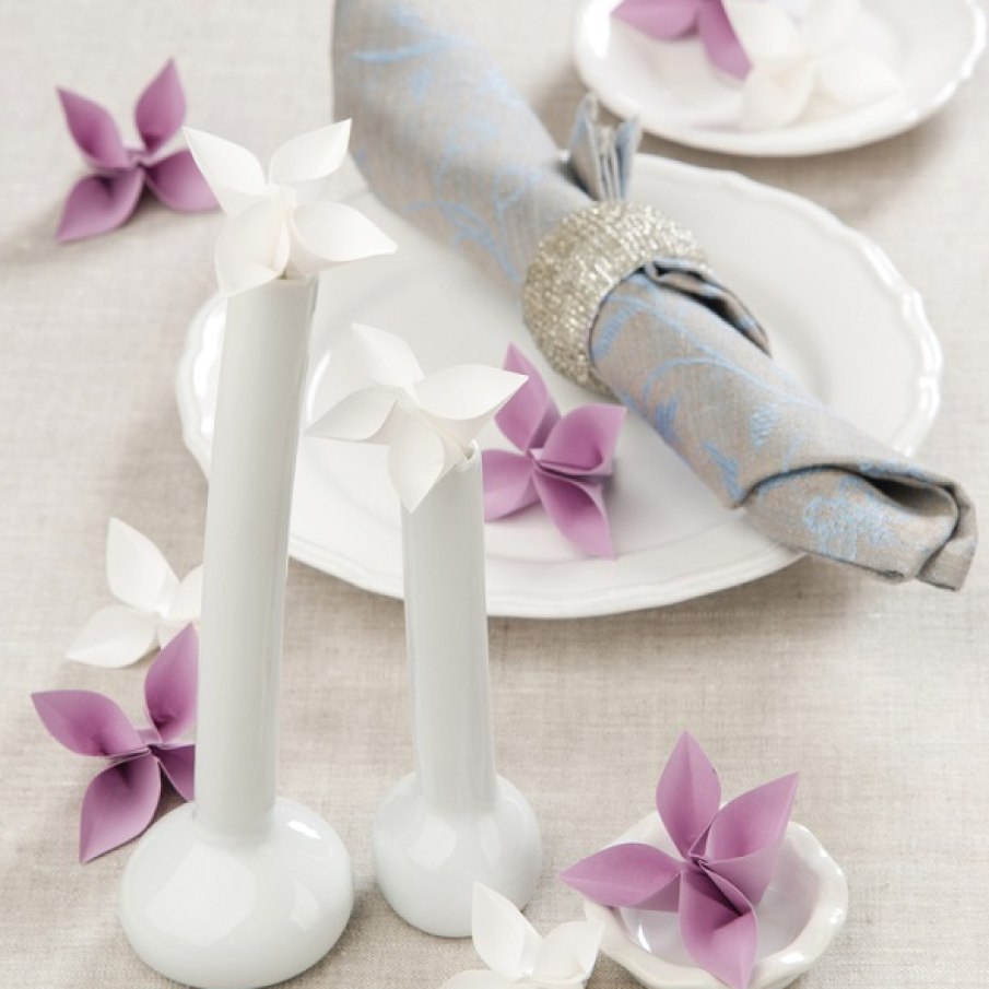 Flori origami dispersate pe fata de masa din bumbac 