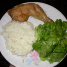 Friptura din pulpa de  pui cu orez si salata verde