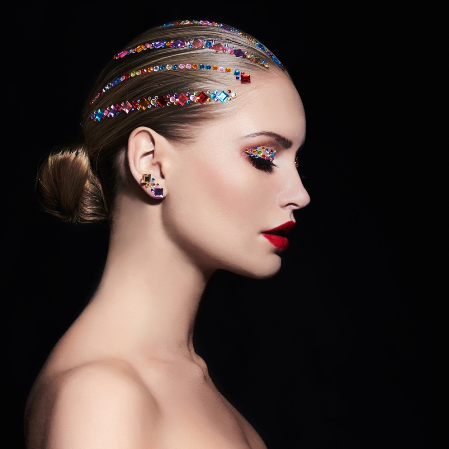 Șiraguri de ștrasuri și pietre colorate în păr pentru un look șic extravagant 