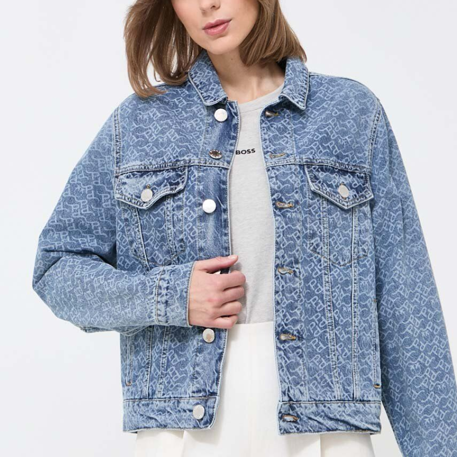 Geacă Pinko de tranziție, de jeans, din bumbac extrem de confortabil. Dispune de imprimeu alb pe toată suprafața, două buzunare laterale și două buzunare la piept 