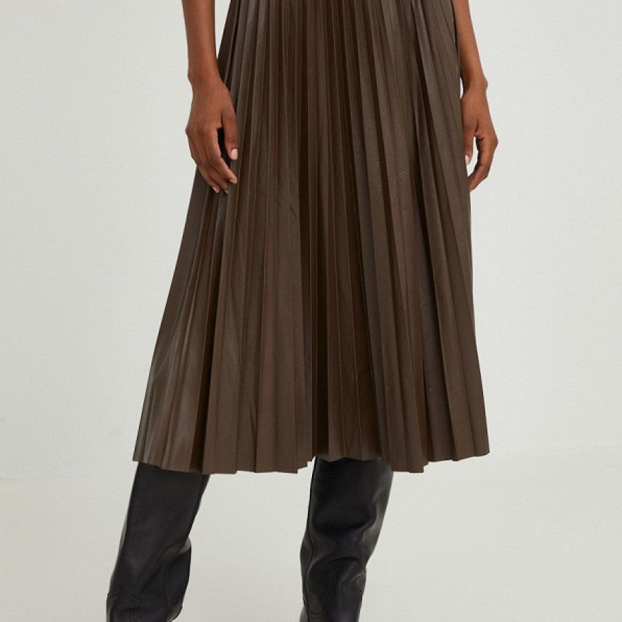 Maro-ul este culoarea nelipsită din garderoba de toamnă, iar o fustă în pliuri din imitație de piele o pune în valoare într-un mod special