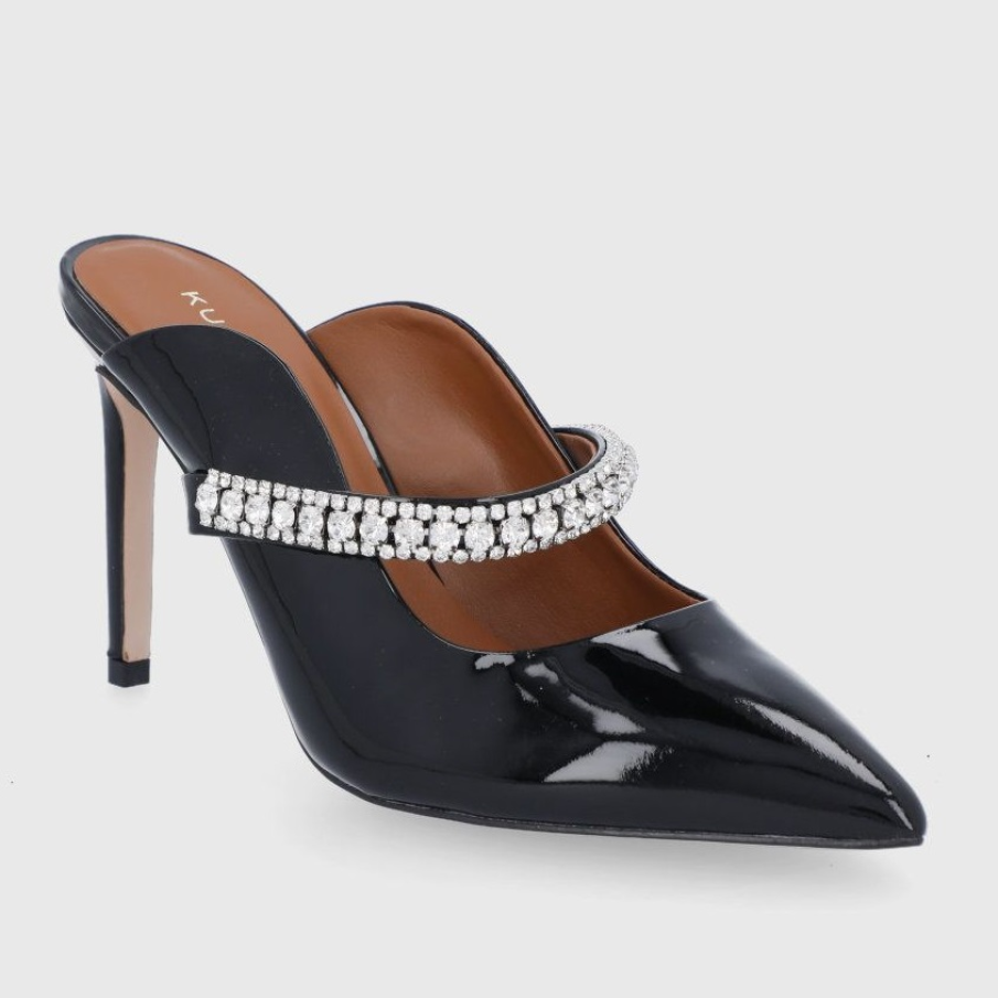 Pantofi stiletto negri Kurt Geiger, cu toc subțire, confecționați din piele naturală lăcuita. Au un detaliu strălucitor în față, o bandă cu pietre decorative 