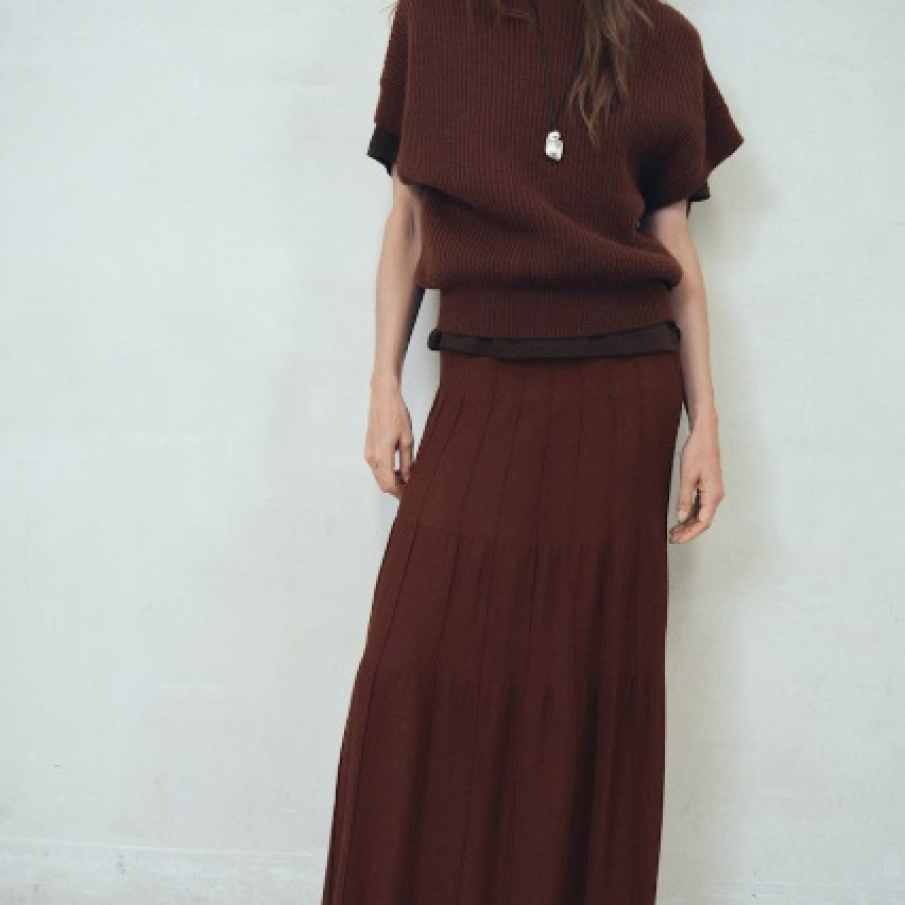 11 modele de fuste plisate și stilate, în tendințe în toamna 2025