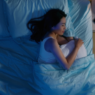 De ce somnul tău are de suferit dacă ții telefonul lângă pat