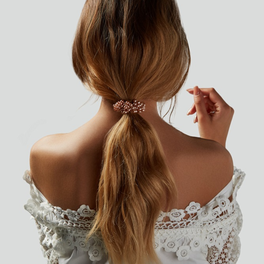 Parul strans in elastic de par ornat cu margele sau perle false arata tare chic