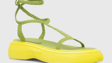 Sandale Patrizia Pepe cu platforma galbenă și barete cu aspect împletit în nuanță de verde prăzuliu 