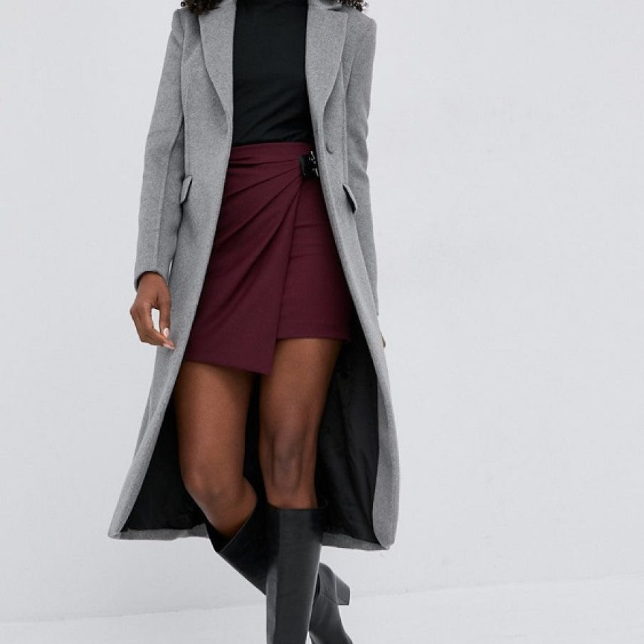Fustă mini din amestec de lână în culoarea vinului care se încheie cu o cataramă chic. Fustele mini sunt și ele în tendințe în primăvara 2022! 