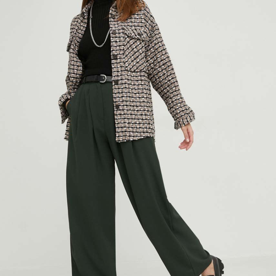 Pantaloni din colecția Answear Lab cu fason drept, buzunare oblice și curea în talie 