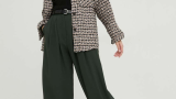 Pantaloni din colecția Answear Lab cu fason drept, buzunare oblice și curea în talie 