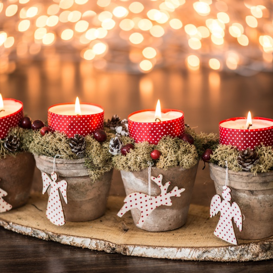 Suport rustic de lumânări decorative, realizat din ghivece de pământ și elemente naturale 