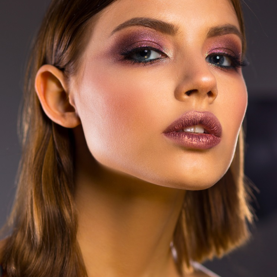 Machiaj pe bază de tonuri de mov și auriu pentru ochii albaștri 