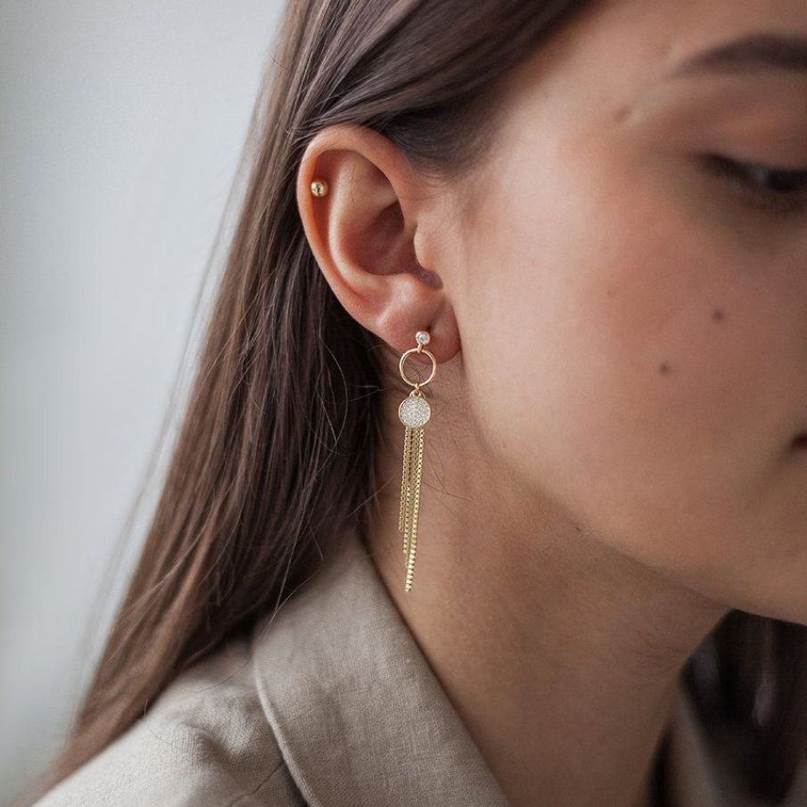 Cercei cu o tentă de elegantă, confecționați din argint placat cu aur de 24 de carate. Au o lungime de 60 mm