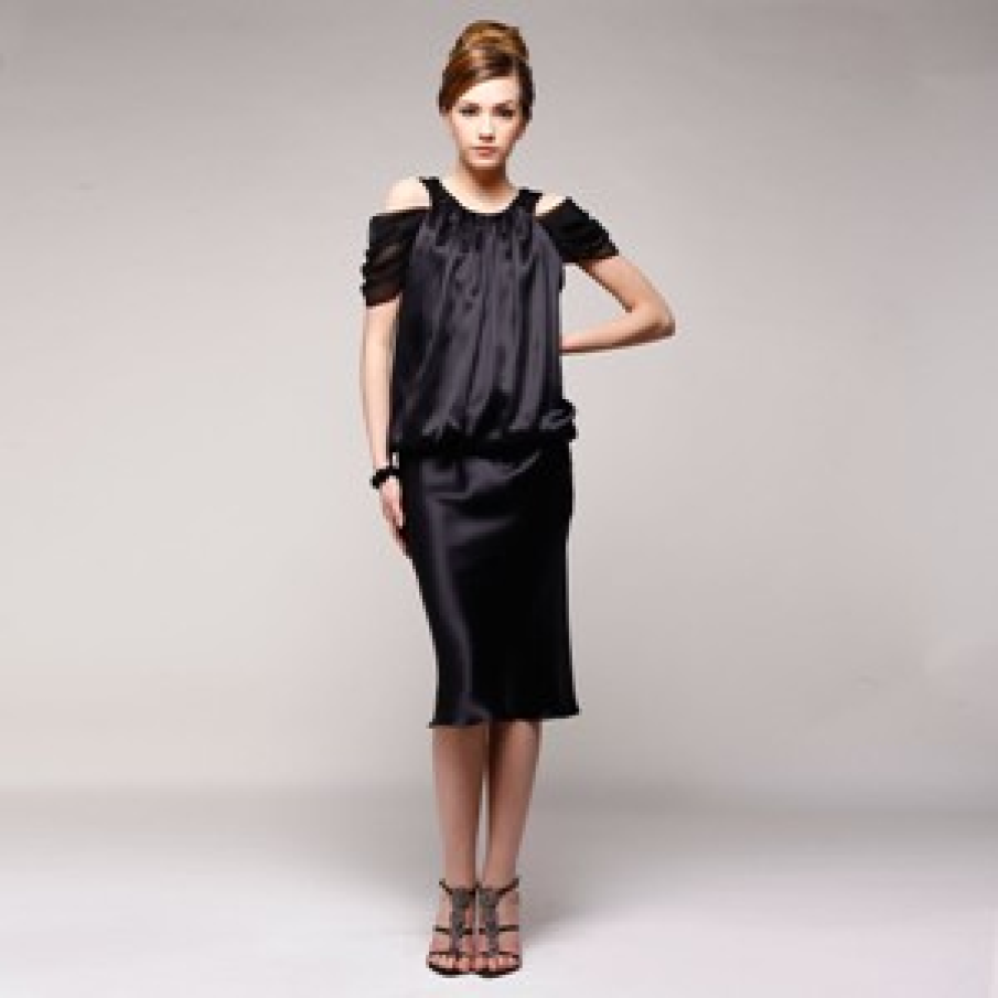 Rochie de seara din satin, cu drapaje din voal pe umeri