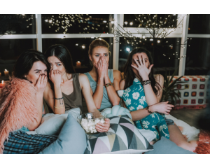 O invit la mine sa vedem un film de comedie.