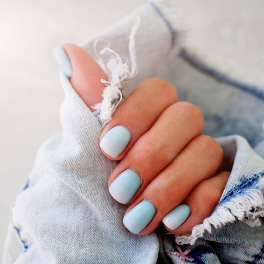 Manichiură simplă, în nuanțe de alb lăptos și bleu ciel care se contopesc armonios. Nu vă duce cu gândul la norii pufoși și albi de pe cerul primăverii?