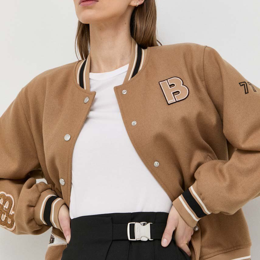 Jachetă bomber din lână din colecția BOSS, de tranziție, în nuanță de maro camel predominant, cu accente de alb și negru 