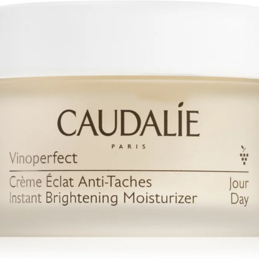 Crema Vinoperfect de la Caudalie este o cremă hidratantă împotriva petelor cu particule de perle, niacinamidă și viniferină din seva viței de vie, care acționează împotriva petelor întunecate 