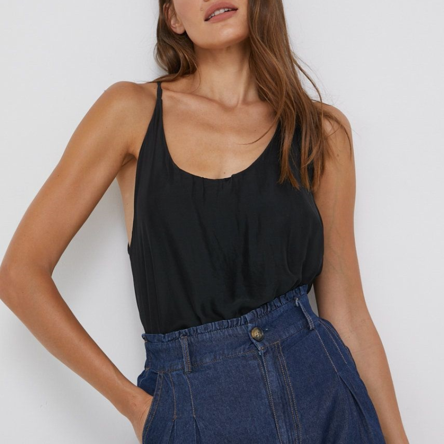 Top de mătase 50%, negru, simplu și elegant, cu decolteu rotund. Face parte din colecția Answear Lab.