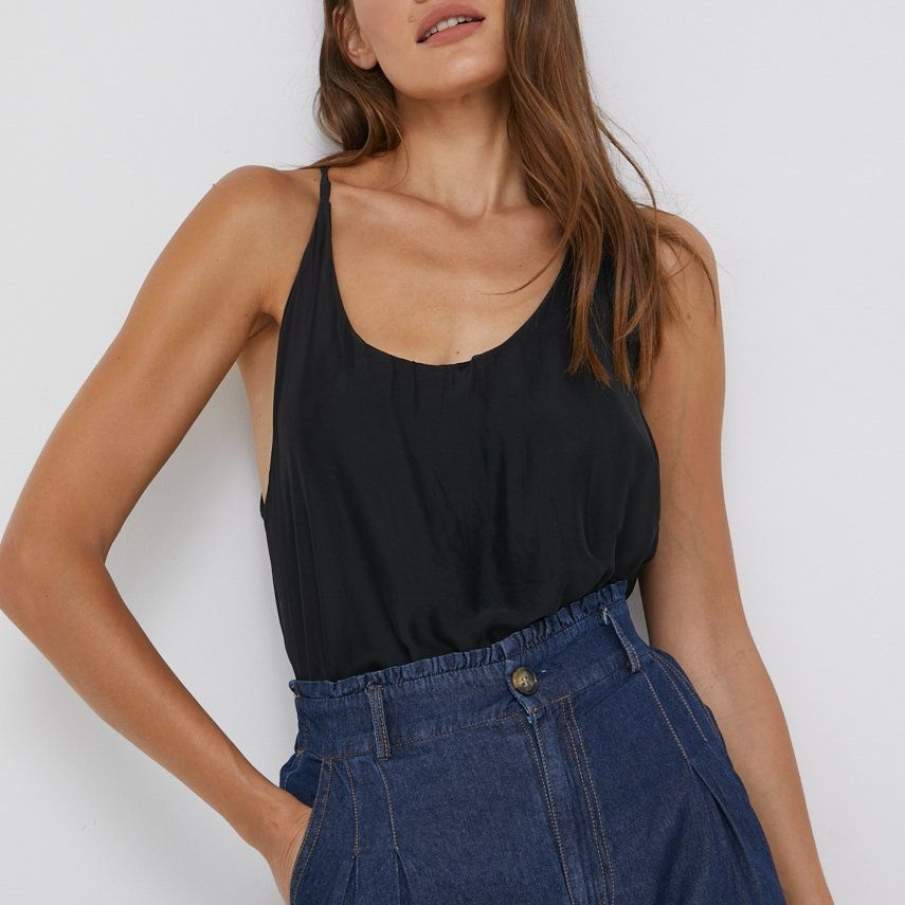 Top de mătase 50%, negru, simplu și elegant, cu decolteu rotund. Face parte din colecția Answear Lab.