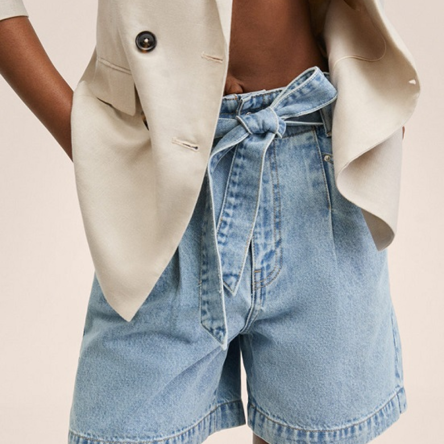 Cine spune că pantalonii scurți din denim nu pot fi eleganți? Această pereche de pantaloni scurți de la Mango ne demonstrează că DA!!