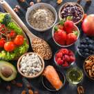 Ce să mănânci când ai colesterol mărit: alimente recomandate și de evitat pentru protejarea inimii și a vaselor de sânge