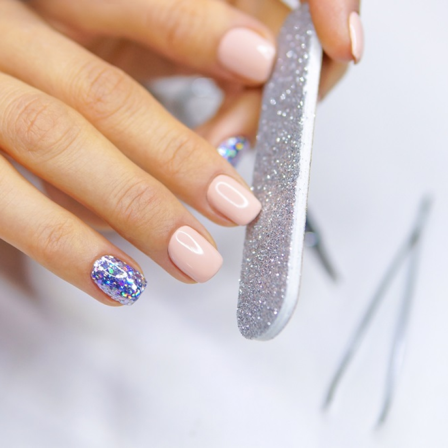 Un glitter spectaculos aplicat pe o singura unghie, cea a aratatorului, poate arata uneori pur si simplu fabulos!