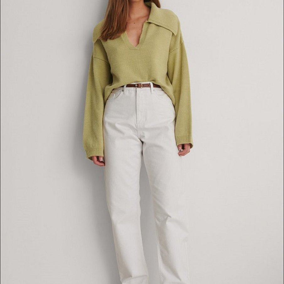 Blugi albi cu talie înaltă NA-KD, croiala dreaptă și lejeră. Pot fi purtați cu o curea care pune în evidență talia și cu o bluză într-o culoare deschisă pentru un look chic. 