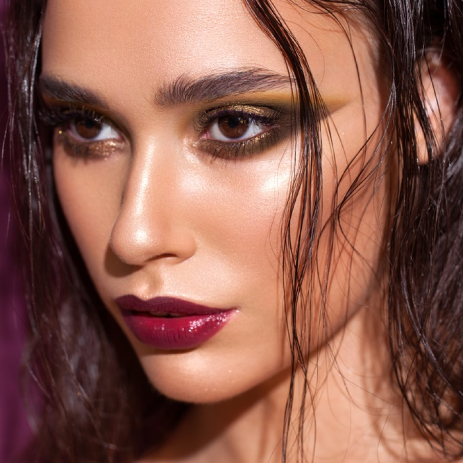 Machiaj al ochilor pe bază de auriu și tonuri calde de verde 