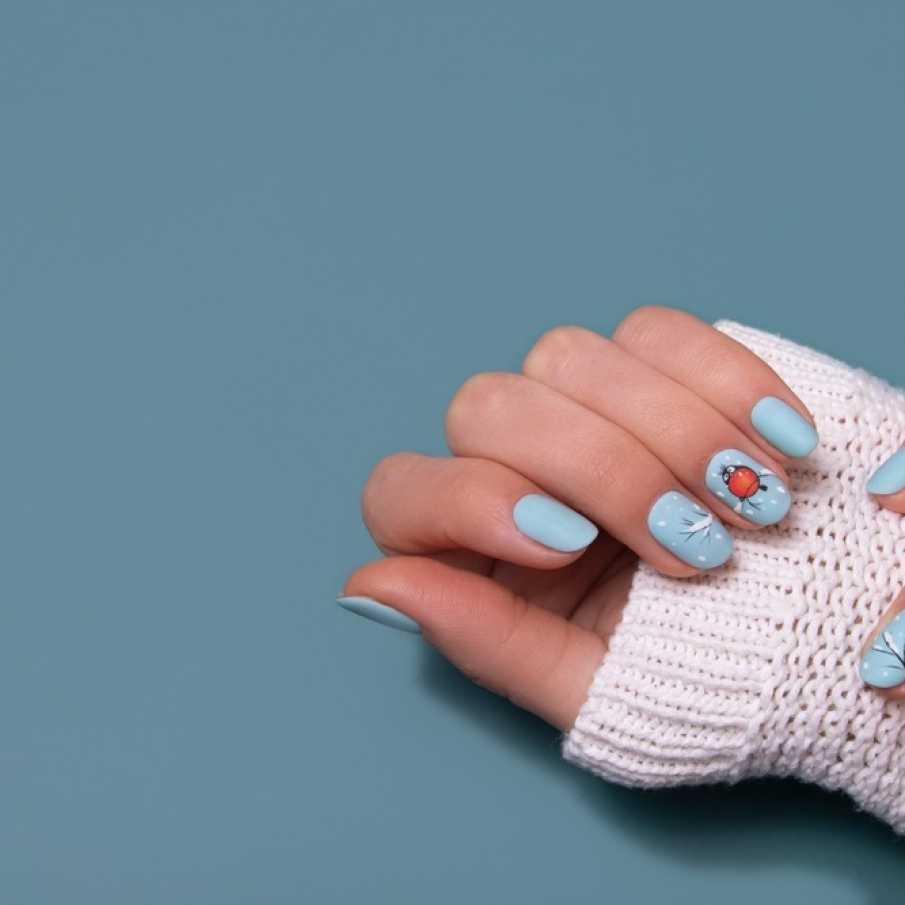 Manichiura de Craciun bleu ciel cu motive amuzante si vesele desprinse parca din povestile Disney 