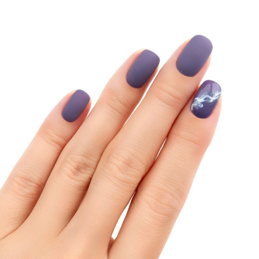 Manichiură mată inspirată de violetul și albul parfumatelor zambile 