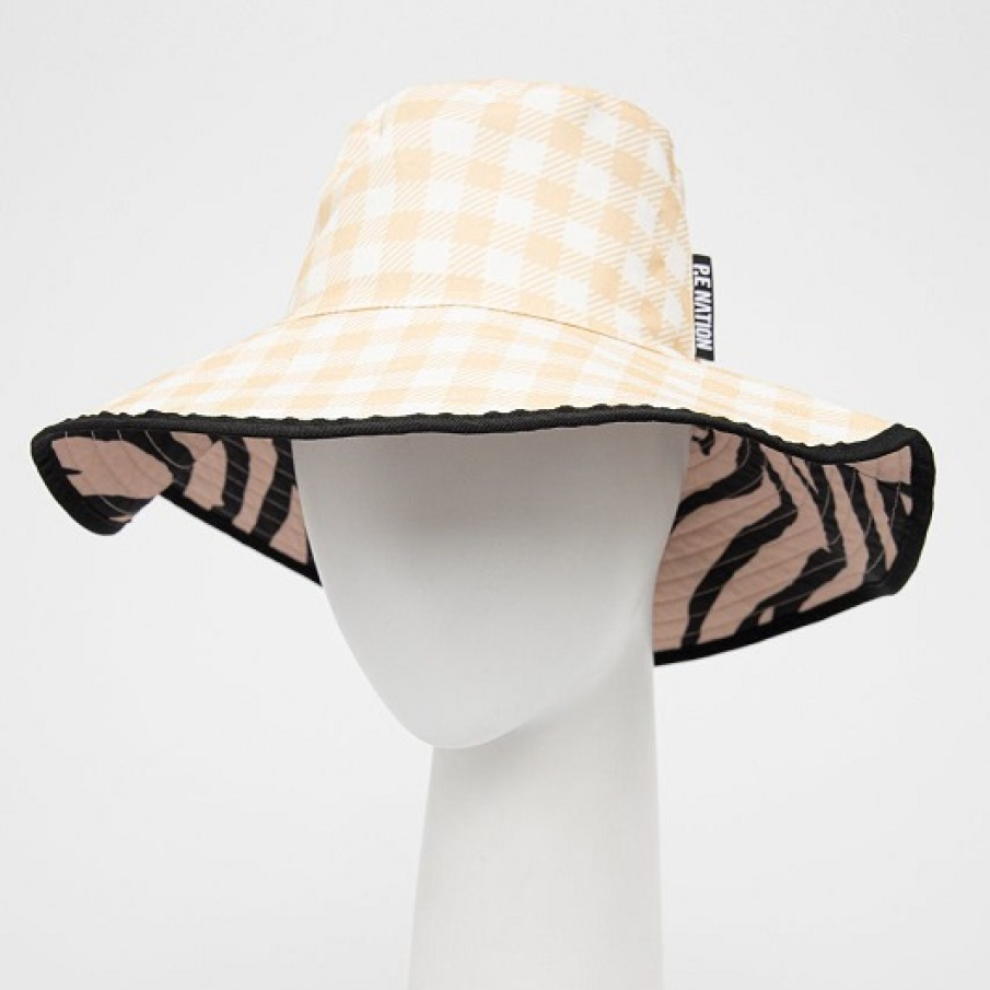 Pălărie P.E Nation confecționată din material ornamentat, bumbac și poliester. Este deosebit de interesantă fiindcă are două fețe și boruri înguste. 