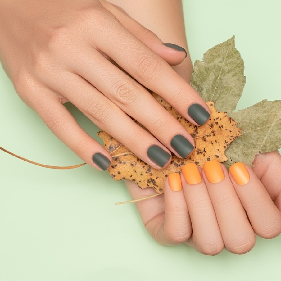 Griul care bate înspre același verde natural, laitmotivul acestei toamne, arată minunat atunci când este combinat cu galben oranj. 