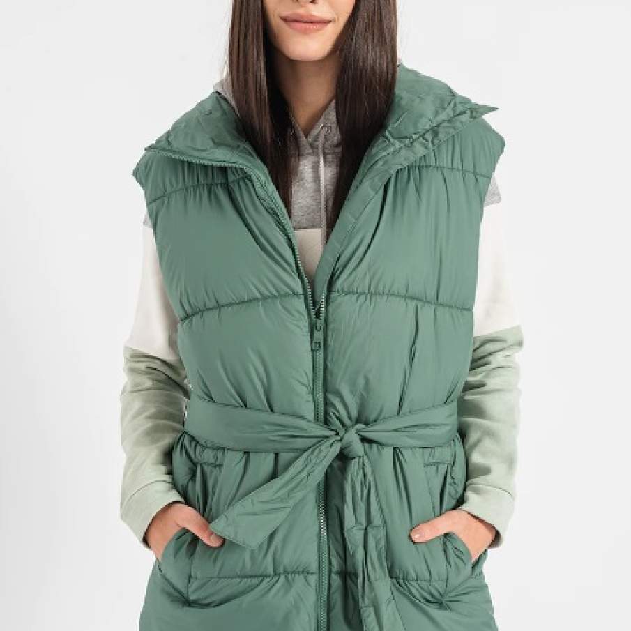 Vestă matlasată de la Tom Tailor, având închidere cu fermoar și cordon în talie pentru a pune în evidență talia