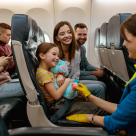 Reguli noi în Uniunea Europeană: copiii sub 14 ani vor sta gratuit lângă părinți în avion
