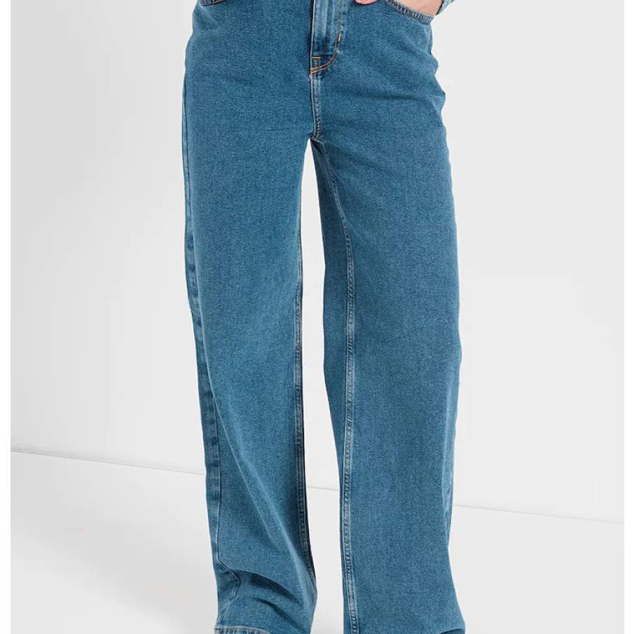 Blugi cu croiala ampla si talie inalta in nuanta de albastru deschis 