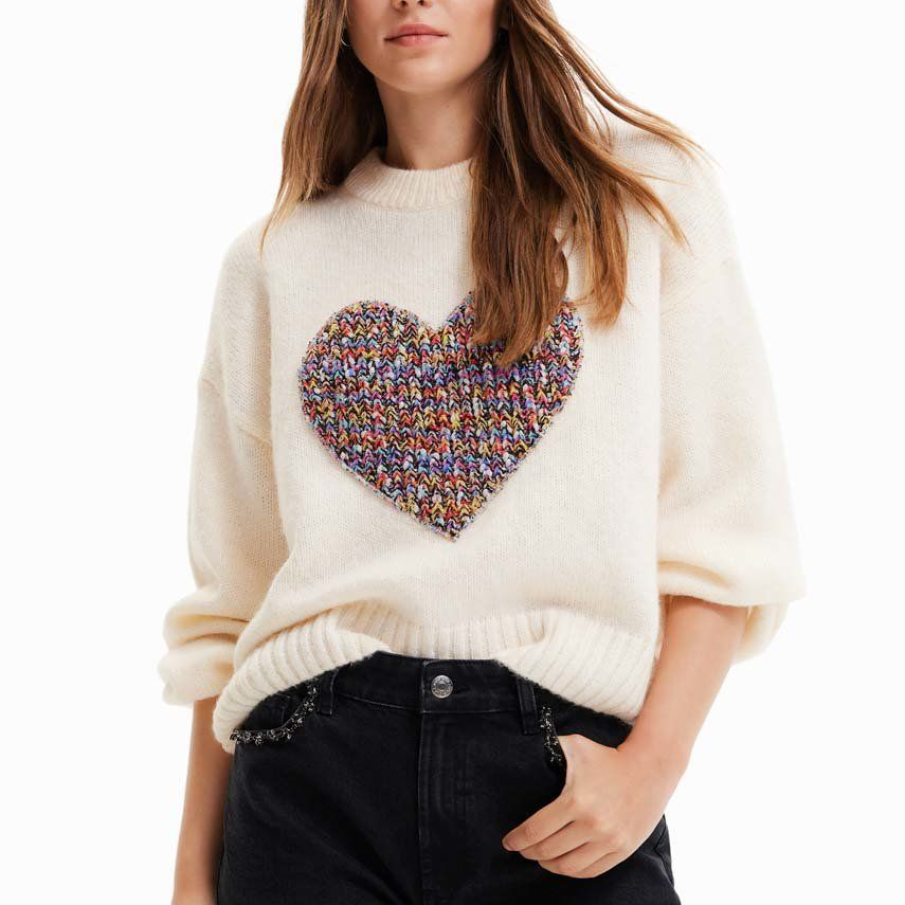 Pulover alb Desigual cu 7% lână, linia umerilor lăsată și aplicație decorativă multicoloră în formă de inimă