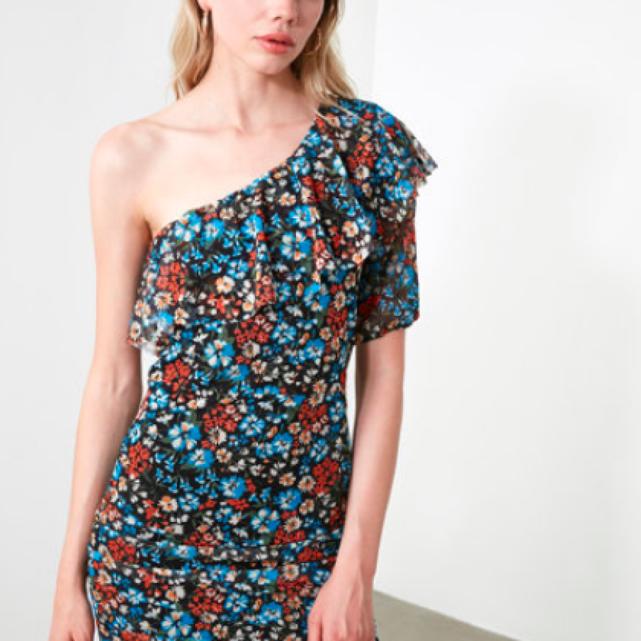 Rochie cu decolteu pe umăr și model floral