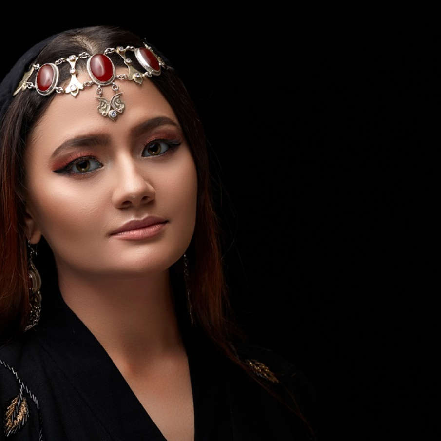 Ca o regină a Orientului: Bijuterie de păr opulentă, cu pietre roșii de dimensiuni impresionante