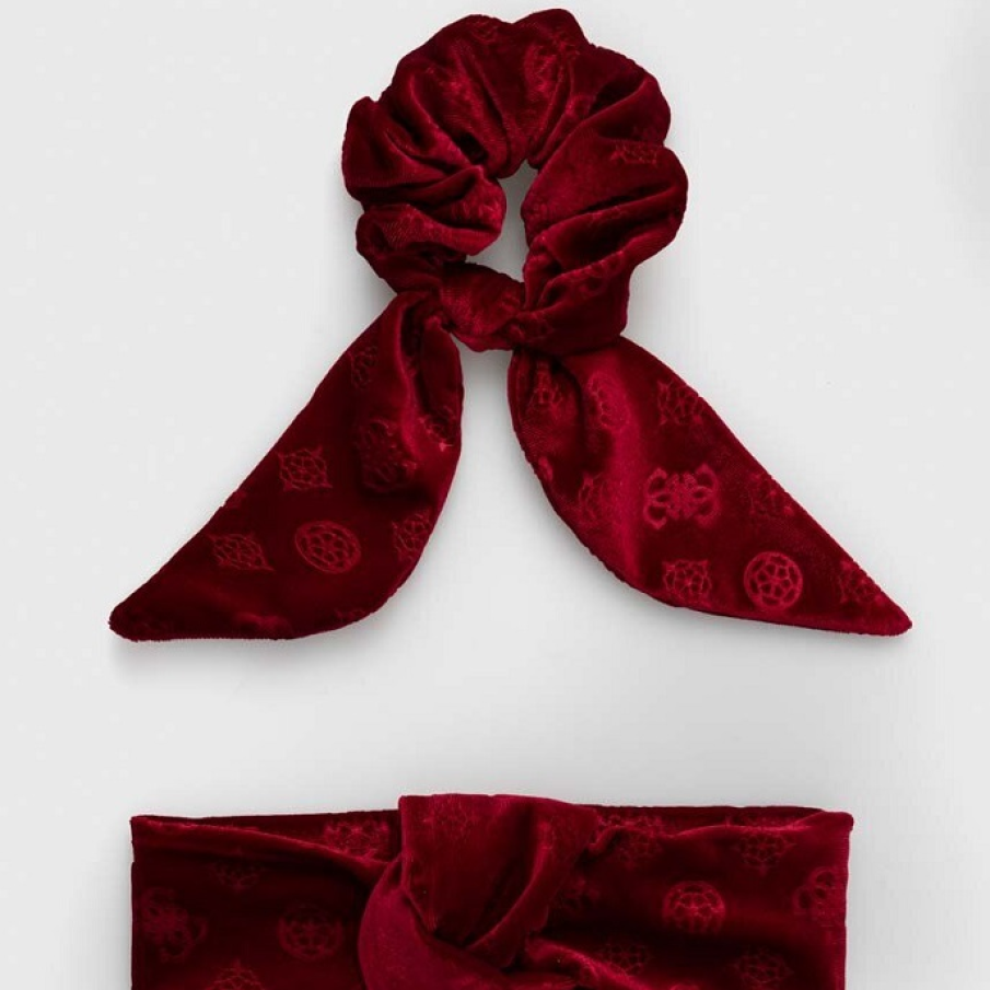 Bandă și elastic de par în nuanță de roșu bordeaux din colecția Guess. Model confecționat din material textil cu imprimeu