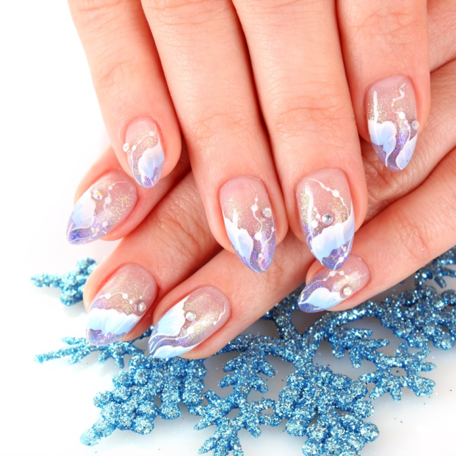 Manichiura de Craciun cu efect serpuitor de apa, ce aminteste de unduirile inghetate ale apei iarna 