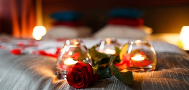 Partenerul tau a planuit o surpriza romantica insa nu ti-e chiar pe plac. Ce reactie ai?