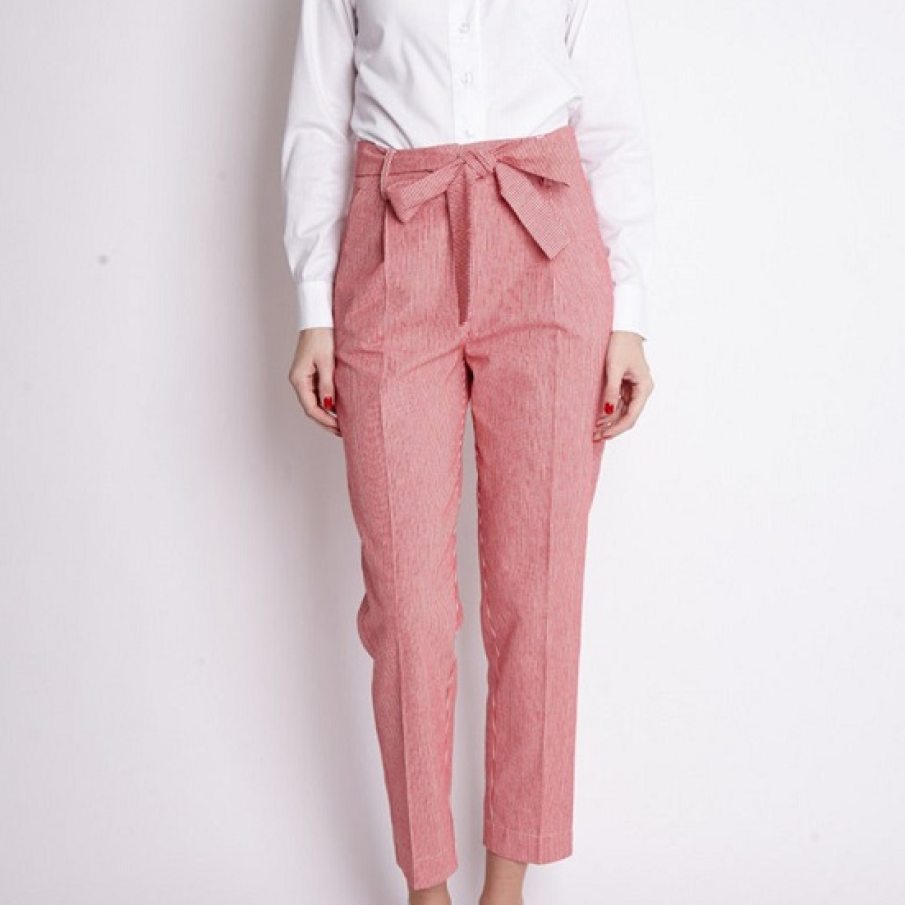 Cămașă cu guler ascuțit și decupaje tip triunghi 