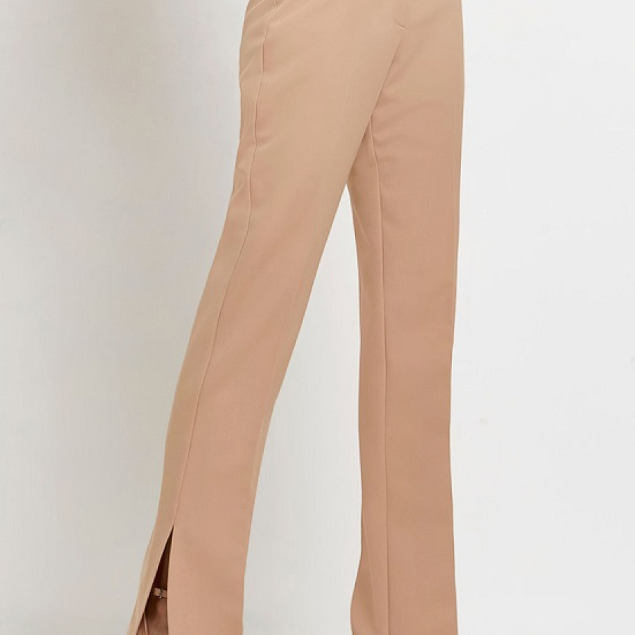 Pantaloni River Island eleganți și deosebiți, într-o culoare caldă și plăcută. Au croială dreaptă, talie înaltă și se închid cu nasture și fermoar. 