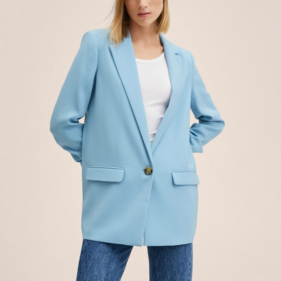 Se poartă în primăvara 2022 sacourile supradimensionate, chiar și cele care se închid cu un singur nasture. Sacou bleu ciel de la Mango. 