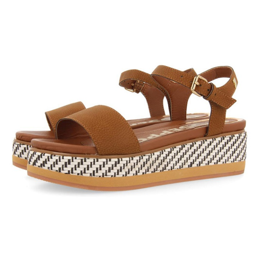 Sandale Gioseppo de piele ecologică, cu bretele în nuanță de maro scorțișoară și talpă alb negru