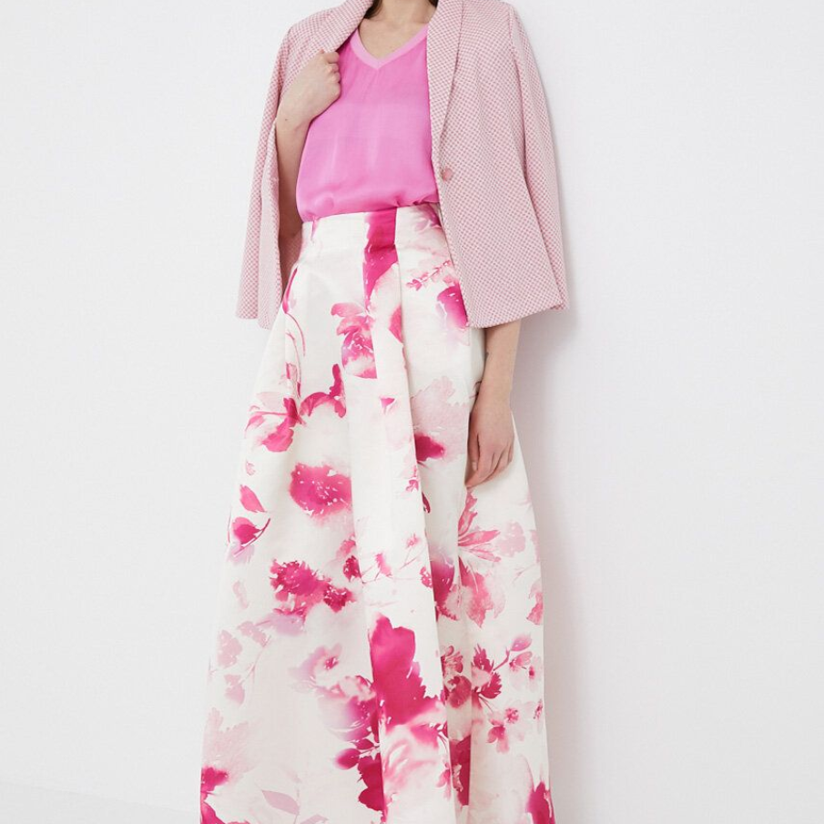 Fustă maxi evazată de la Artigli. Albul său este pus în evidență de un superb imprimeu floral cu tente picturale