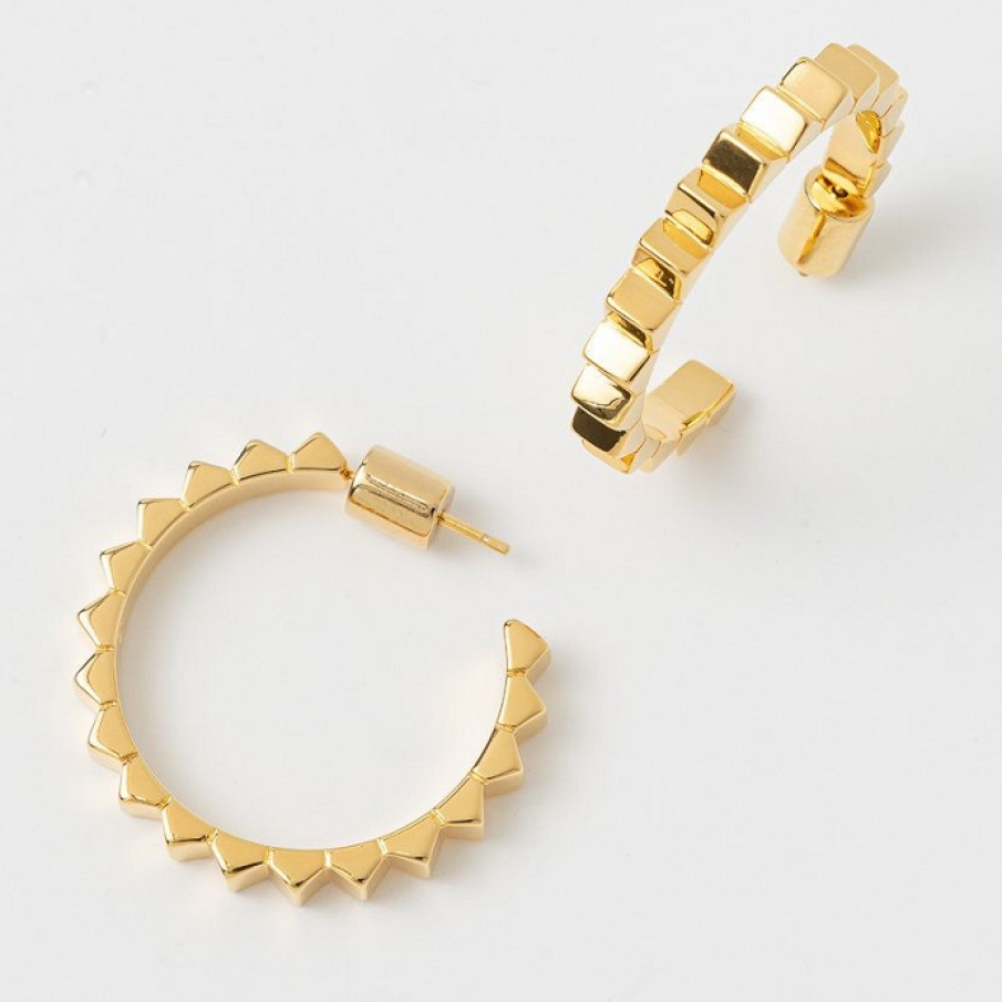 Cercei din colecția Kat Maconie, confecționați din alamă placată cu aur de 18k.