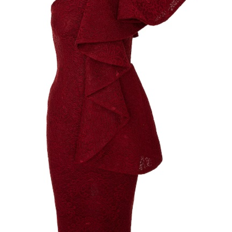 O rochie deosebită în nuanță de roșu bordo cu decolteu pe un umăr și volane proeminente, suprapuse și dispuse pe o parte a rochiei