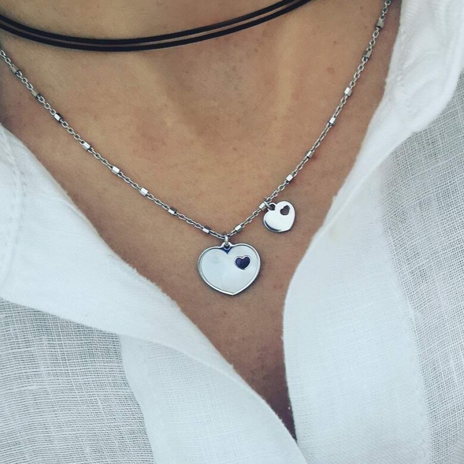 Colier iNGRiKOd din argint veritabil cu două pandantive în formă de inimă, unul mai mare și unul mai mic pentru un efect de asimetrie 