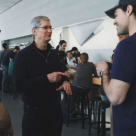 Wall-Street: Cat te costa sa iei pranzul cu seful Apple?